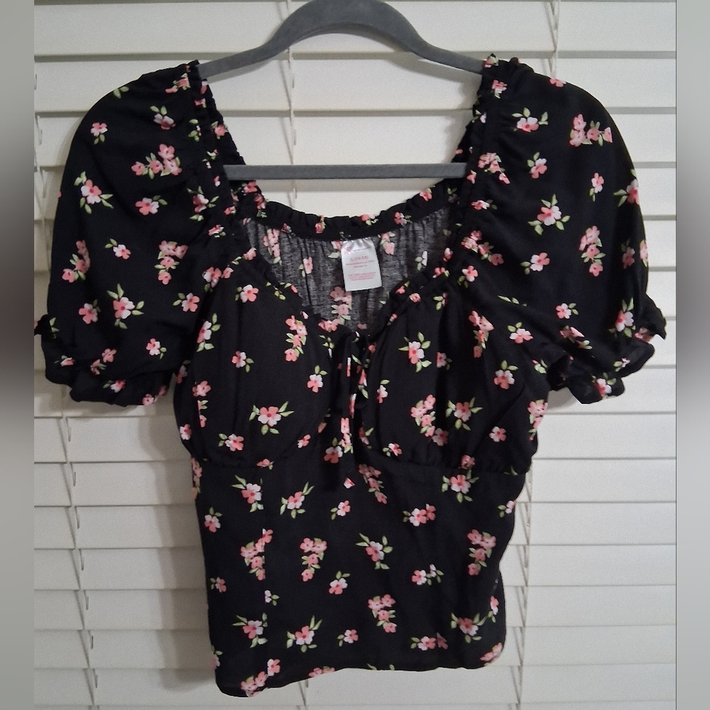 ***NWOT*** Floral Black Puff Sleeve Top